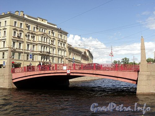 Красный мост через реку Мойку. Фото июнь 2010 г.