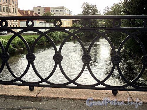 Фрагмент ограды Смоленского моста. Фото июнь 2010 г.