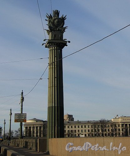 Колонна Ушаковского моста. Фото апрель 2010 г.