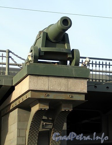 Эстакада Ушаковской развязки. Корабельная пушка  на консольной площадке. Фото апрель 2010 г.