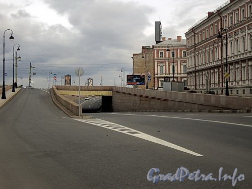 Литейный мост. Левобережный съезд и тоннель. Вид с набережной Кутузова. Фото сентябрь 2010 г.