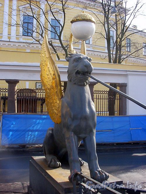 Банковский мост,  Скульптура грифона