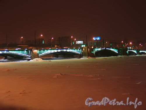 Ночная подсветка Биржевого моста. Фото январь 2011 г.
