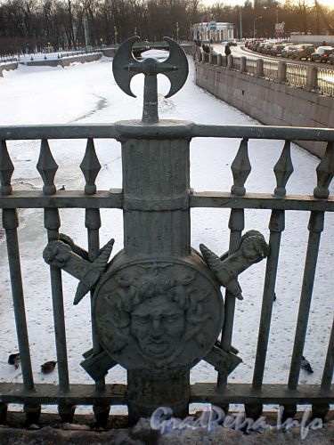 1-й Инженерный мост. Столбы решетки выполнены в виде ликторских пучков; на них укреплены мечи и щиты с изображением головы Горгоны Медузы. Фото март 2010 г.