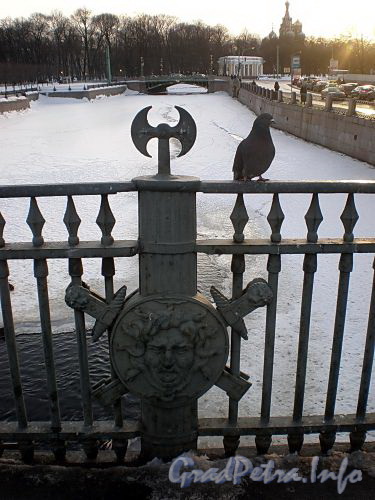 Фрагмент решетки 1-го Инженерного моста. Фото март 2010 г.