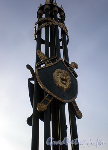 2-й Садовый мост. Фонари выполнены в виде металлических пик, соединенных накладками из щитов и венков. Фото март 2010 г.