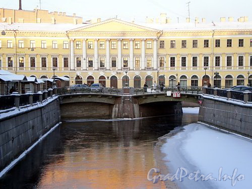 Вид на канал Грибоедова и Театральный мост от Ново-Конюшенного моста. Фото декабрь 2009 г.