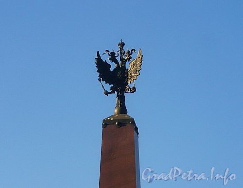 Символы самодержавия на обелиске Троицкого моста. Фото март 2004 г.