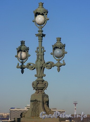 Торшер Троицкого моста. Фото март 2004 г.
