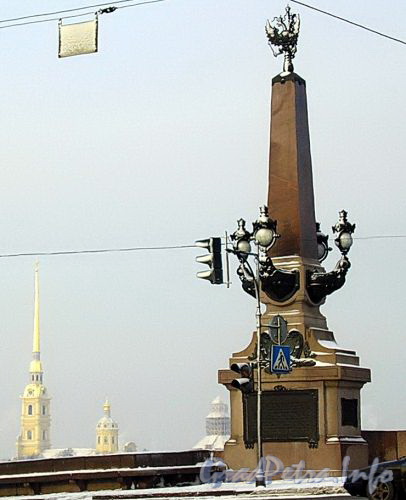Обелиск Троицкого моста со стороны Суворовской площади. Фото март 2005 г.