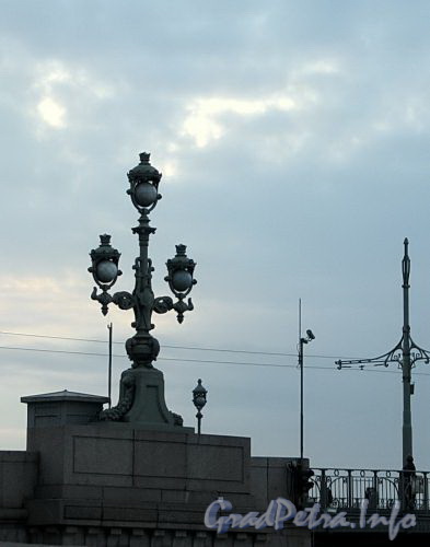Торшер Троицкого моста. Фото сентябрь 2010 г.