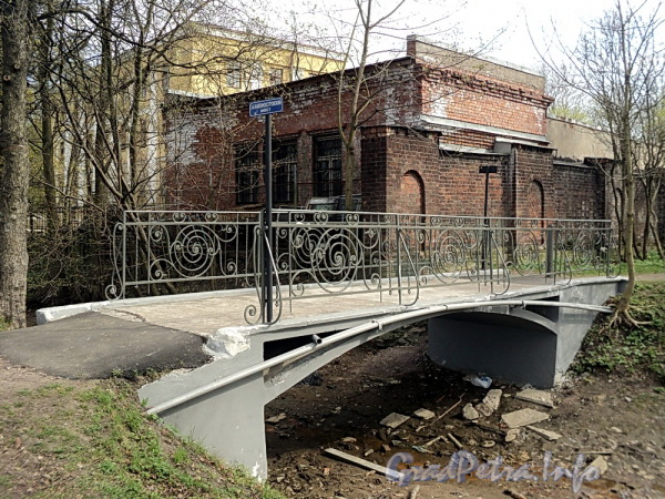 2-й Каменноостровский пешеходный мост через Малый канал. Фото май 2011 г.
