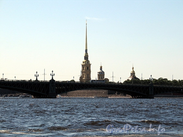 Вид на Троицкий мост и Петропавловскую крепость. Фото июнь 2011 г.