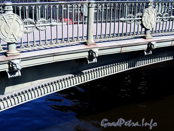 Фрагмент ограждения Итальянского моста. Фото август 2011 г.