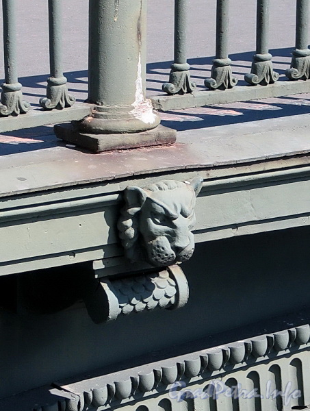 Львиная маска на Итальянском мосту. Фото август 2011 г.