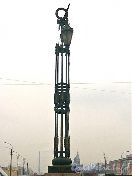 Фонарь Краснооктябрьского моста. Фото апрель 2004 г.