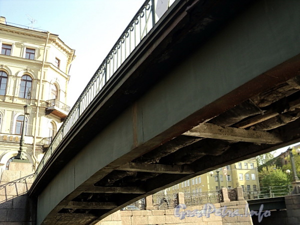Краснофлотский пешеходный мост через реку Мойку. Фото май 2010 г.