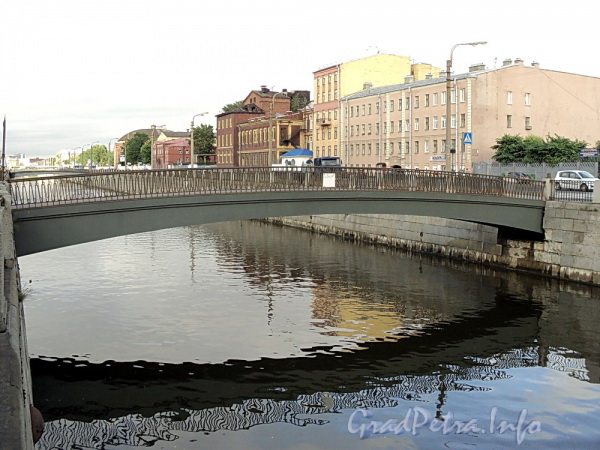 Масляный пешеходный мост через Обводный канал. Фото апрель 2011 г.