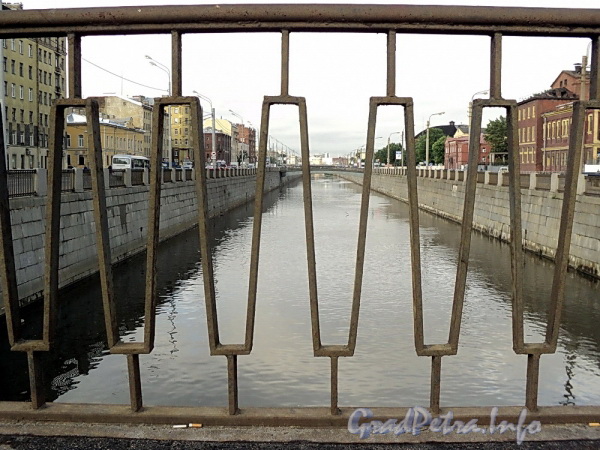 Фрагмент ограждения Масляного пешеходного моста. Фото апрель 2011 г.