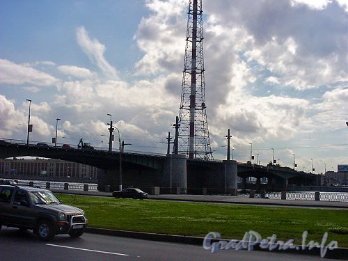 Кантемировский мост. Вид с Выборгской набережной. Фото июль 2004 г.