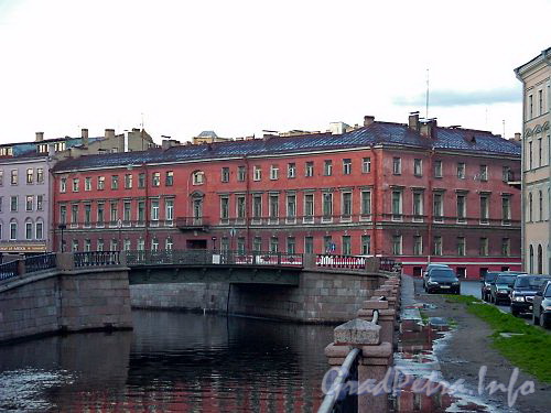 Кокушкин мост, вид на дом 62 по каналу Грибоедова.