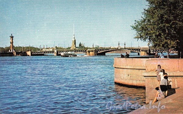 Вид на Неву и Дворцовый мост с Адмиралтейской набережной. Фото Б. Круцко, 1970 г.