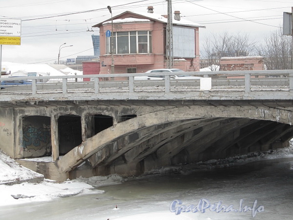 Шлиссельбургский мост. Фрагмент берегового устоя моста. Фото февраль 2012 г.