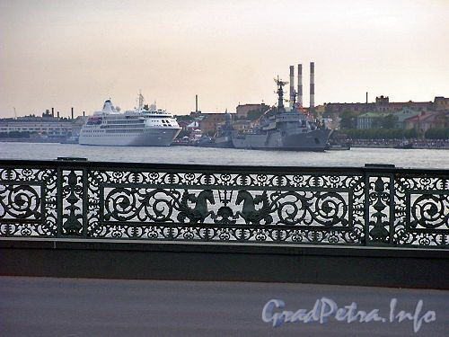 Ограда моста. Фото 2004 г., вид на наб. Лейтенанта Шмидта