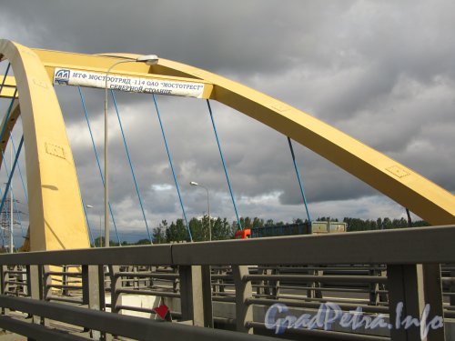 Беляевский мост (малый вантовый мост через реку Охта) в створе Кольцевой Автодороги. Фото август 2012 года.