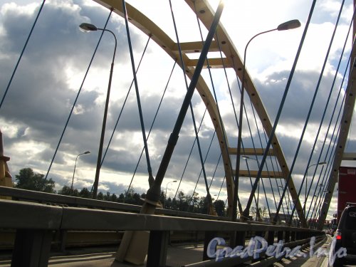 Беляевский мост (малый вантовый мост через реку Охта) в створе Кольцевой Автодороги. Фото август 2012 года.
