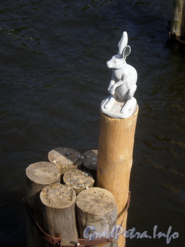 Памятник зайцу у Иоанновского моста. Фото 2008 г.