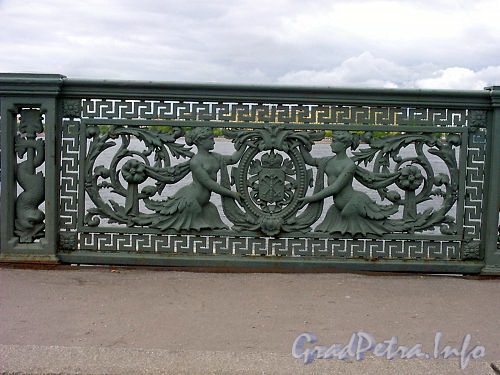 Фрагмент ограды Литейного моста. Фото 2004 г.