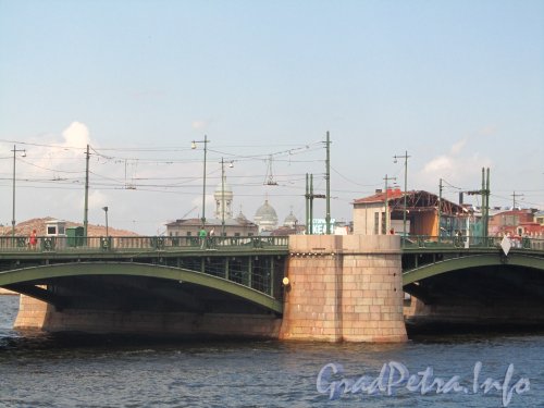 Вид на Биржевой мост со стрелки Васильевского острова. Фото июль 2012 года.