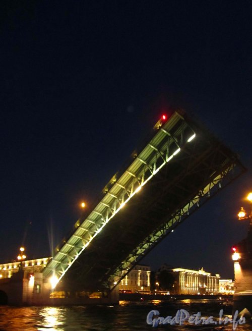 Разводной пролет Троицкого моста. Фото июль 2012 года.