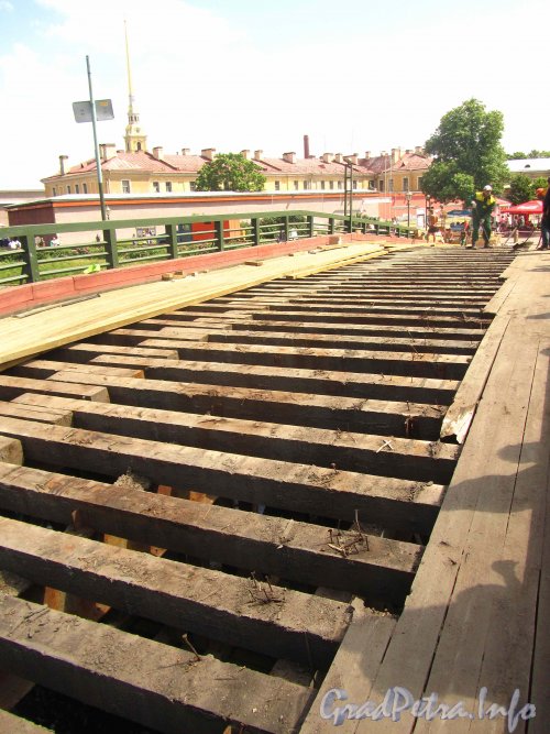 Ремонт деревянного настила Кронверкского моста. Фото июль 2012 г.