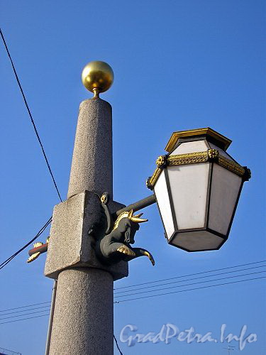 Гранитный фонарь-обелиск моста Ломоносова
