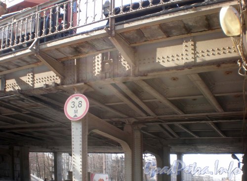 Фрагмент железнодорожного моста через Ланского шоссе. Фото апрель 2010 года.