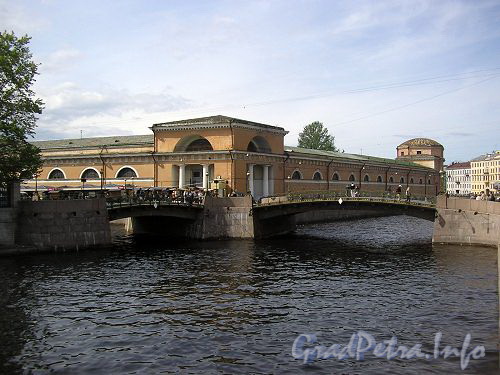 Мост Мало-Коюшенный (справа), мост Театральный (слева)