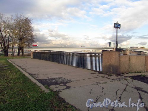 Мост Обуховской обороны. пешеходная часть моста. Фото октябрь 2012 г.