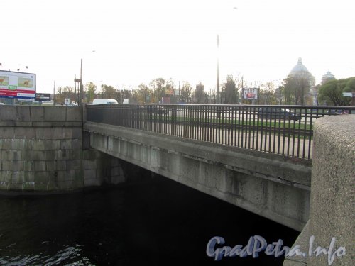 Мост Обуховской обороны. Пролет моста и решетка ограждения пешеходной части. Фото октябрь 2012 г.