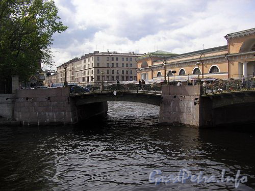 общий вид Театрального моста через канал Грибоедова