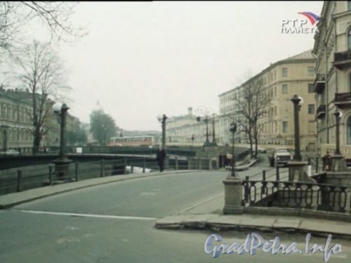 Поцелуев мост (в центре Фото) и Матвеев мост (на переднем плане). Вид с наб. Крюкова канала. Кадр из фильма.