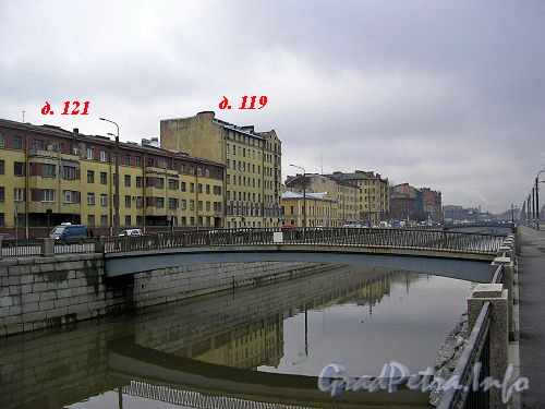 Масляный мост и дома 119, 121 по набережной Обводного канала.