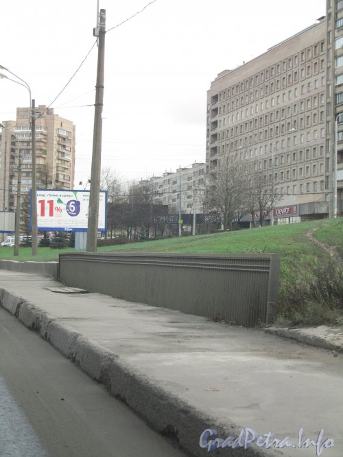Пешеходная часть Ново-Волковского моста. Фото ноябрь 2012 года.