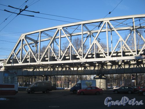 Железнодорожный мост над пересечением 1-Муринского пр. и Лесного пр. Фото с Лесного пр. 5 февраля 2013 г.