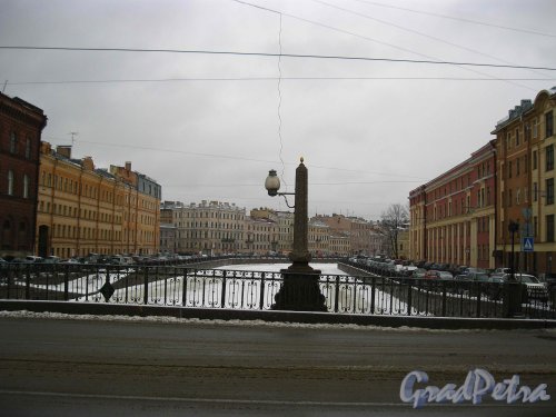 Фонарь Мало-Калинкина моста и перспектива канала Грибоедова. Фото февраль 2013 г.