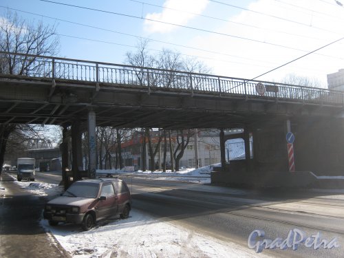 Железнодорожный мост над 1-Муринским пр. в районе дома 7. Фото 10 марта 2013 г.