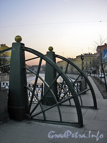Веерообразные сектора пилонов Почтамтского моста. Фото апрель 2005 г.