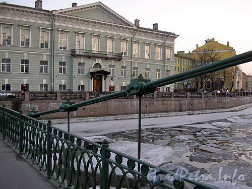 Ограда и цепь Почтамтского моста. Фото апрель 2005 г.