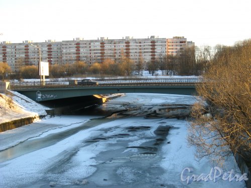 1-й Петергофский мост в створе основной трассы Петергофского шоссе через Дудергофский канал. Фото 28 марта 2013 г.